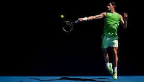 腿软！男子在1800米高空踢球：球场无护栏 致敬C罗 最后跳伞降落