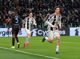 马拉松参赛者在中学校门处小便，官方通报！